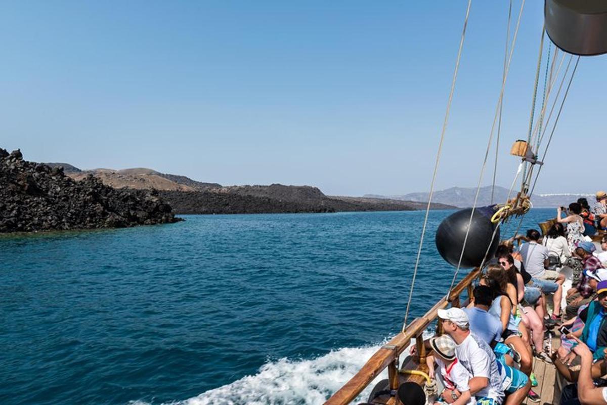 un grupo de personas en un barco en el agua