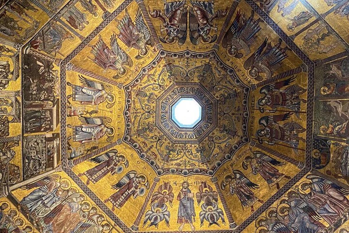 un soffitto di una chiesa con dipinti sopra