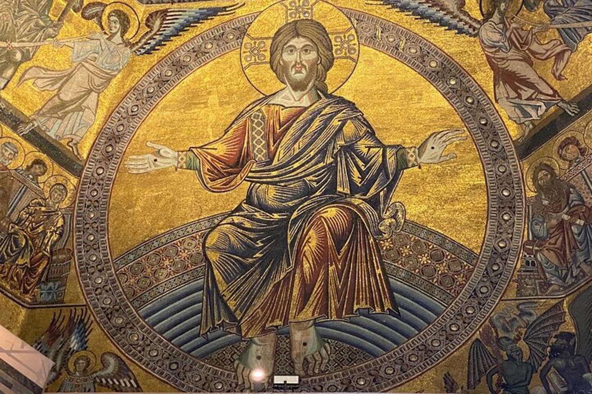 un dipinto di un dio sul muro di una chiesa
