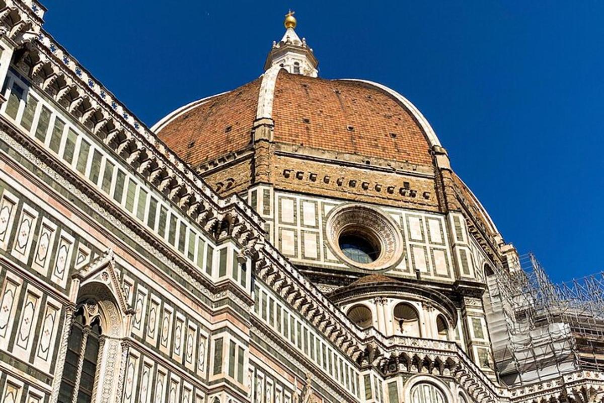 un edificio con una torre dell'orologio in cima