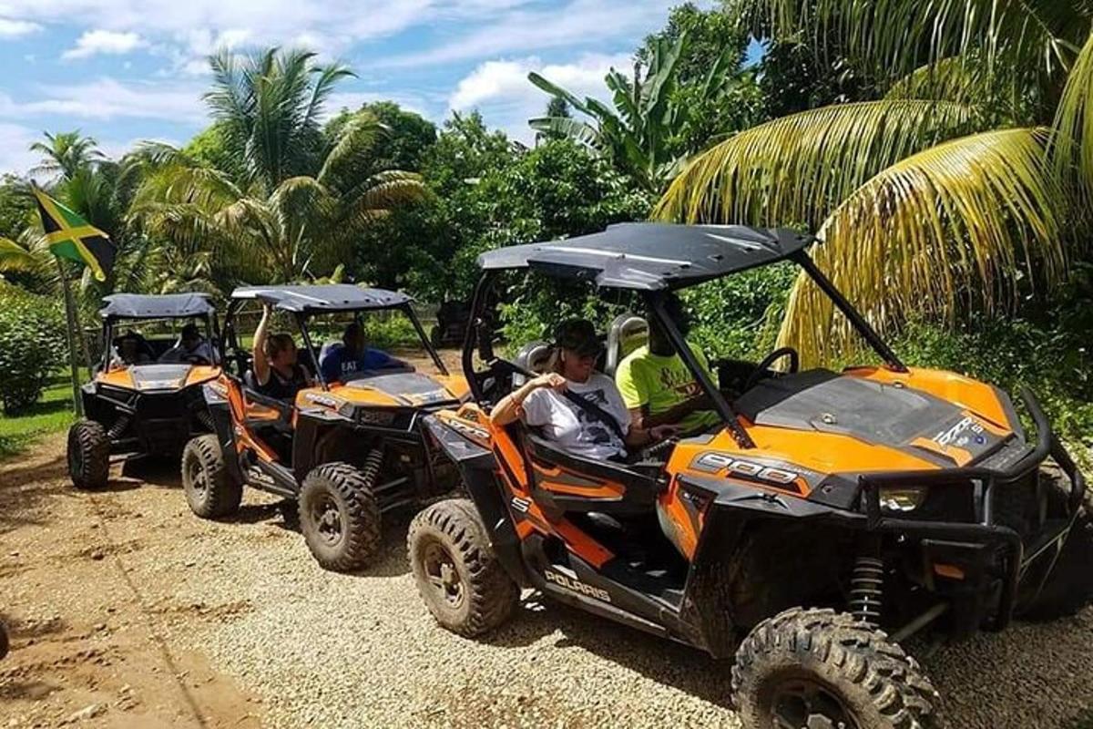 due persone che guidano quad su una strada sterrata