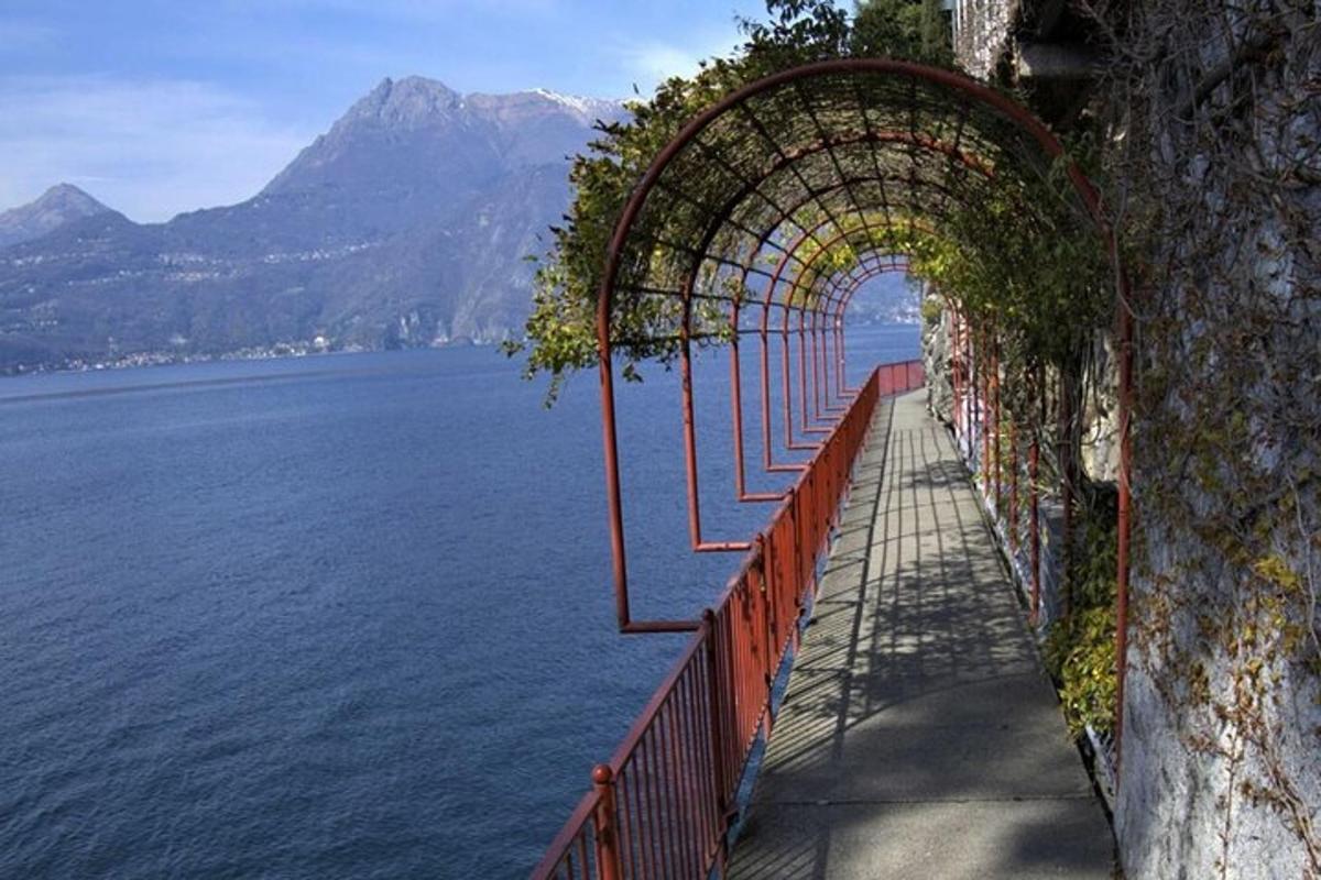 un arco sopra una passerella accanto a uno specchio d'acqua