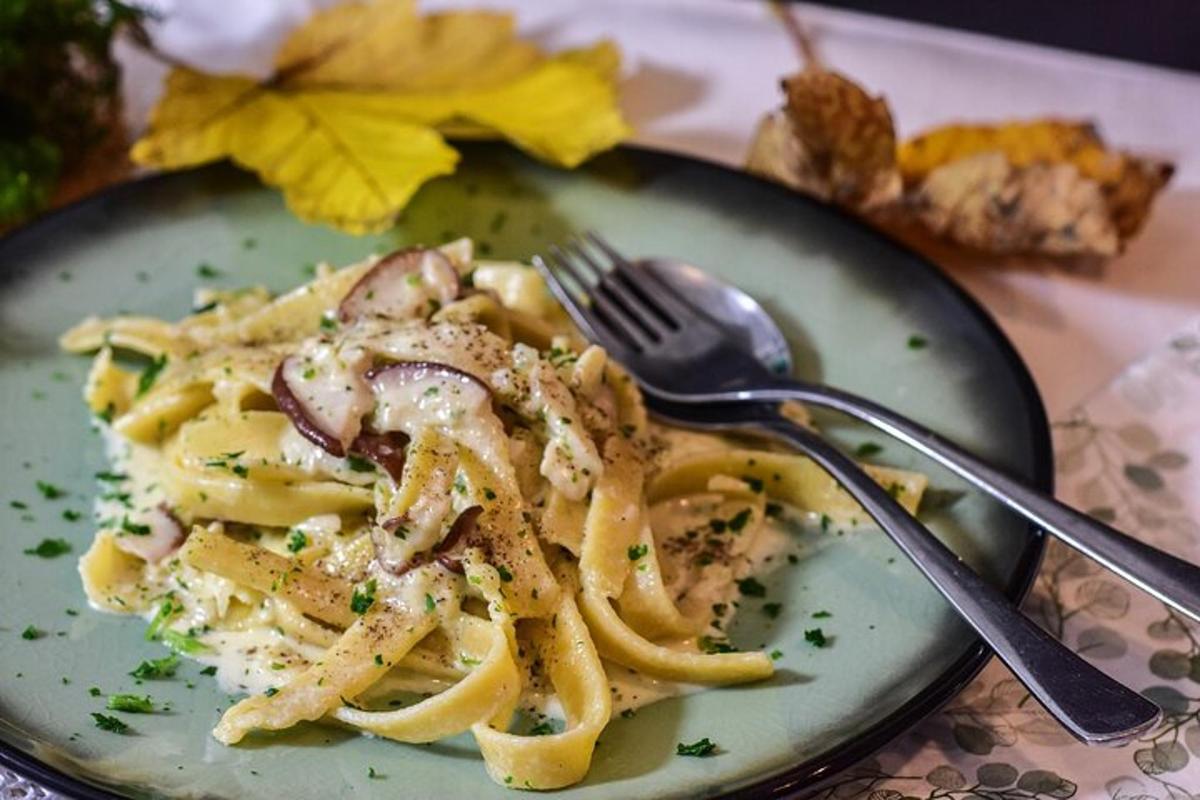 en tallerken med pasta med en gaffel på et bord