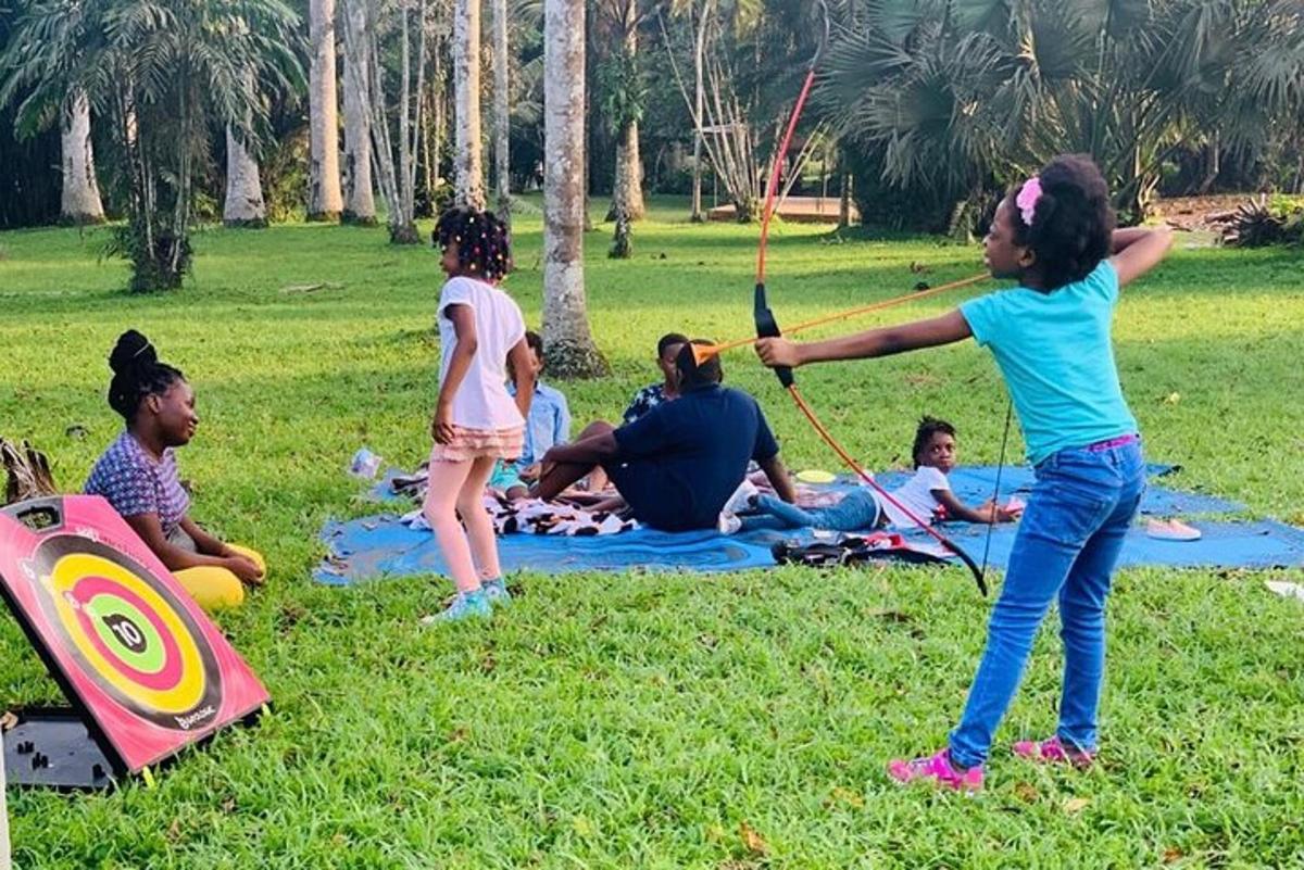 sekelompok anak-anak bermain layang-layang di taman