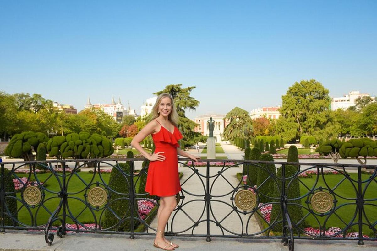 una donna in un vestito rosso in piedi su una staccionata