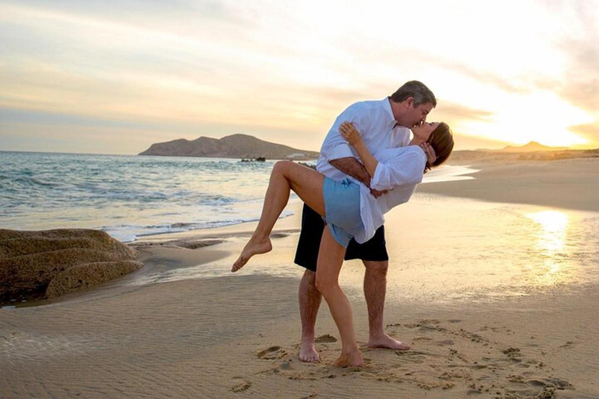 một người đàn ông và một người phụ nữ hôn nhau trên bãi biển