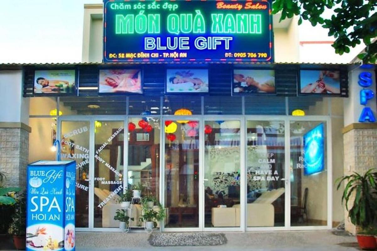 modra trgovina s spominki z napisom pred njo