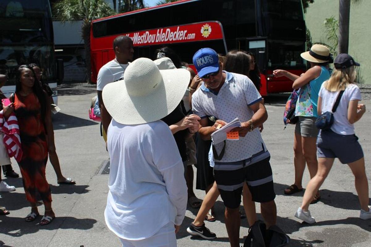 skupina lidí stojících na ulici