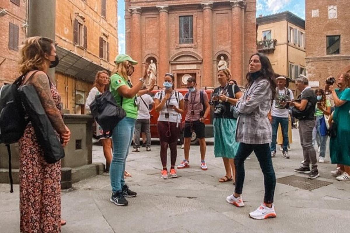 um grupo de pessoas paradas em uma rua