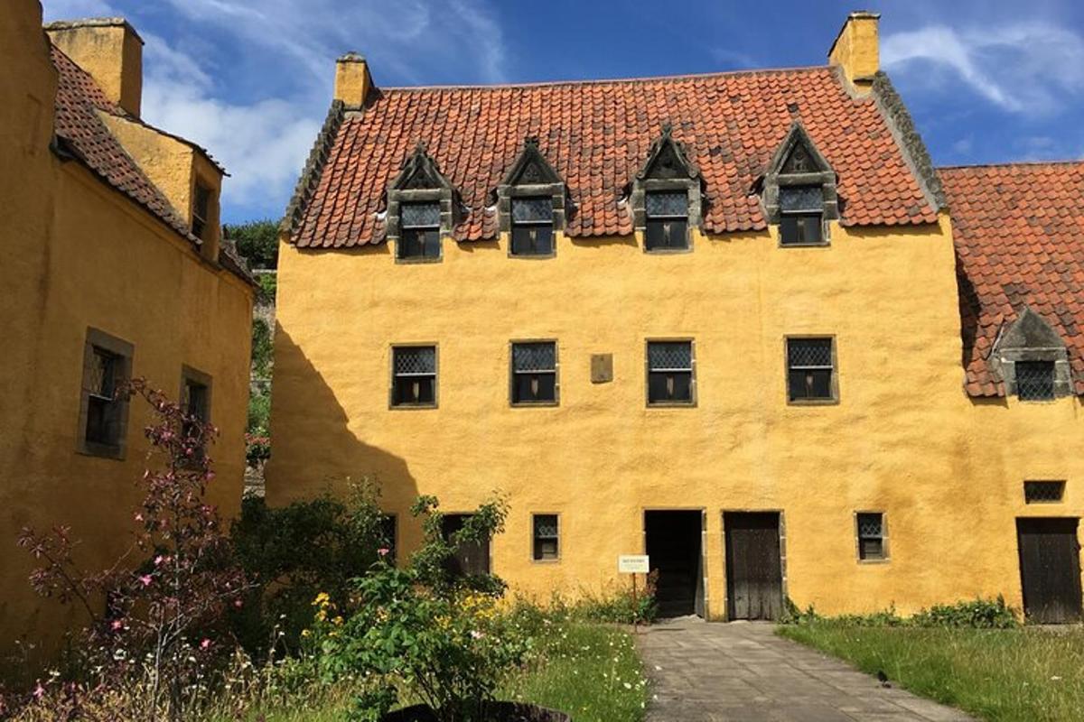 suuri keltainen rakennus, jossa on punainen katto