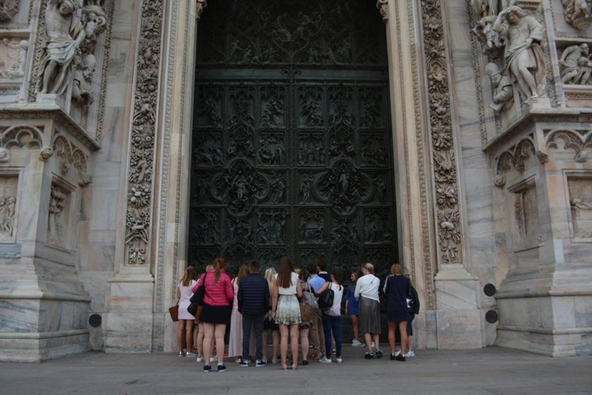 un gruppo di persone in piedi davanti a una grande porta