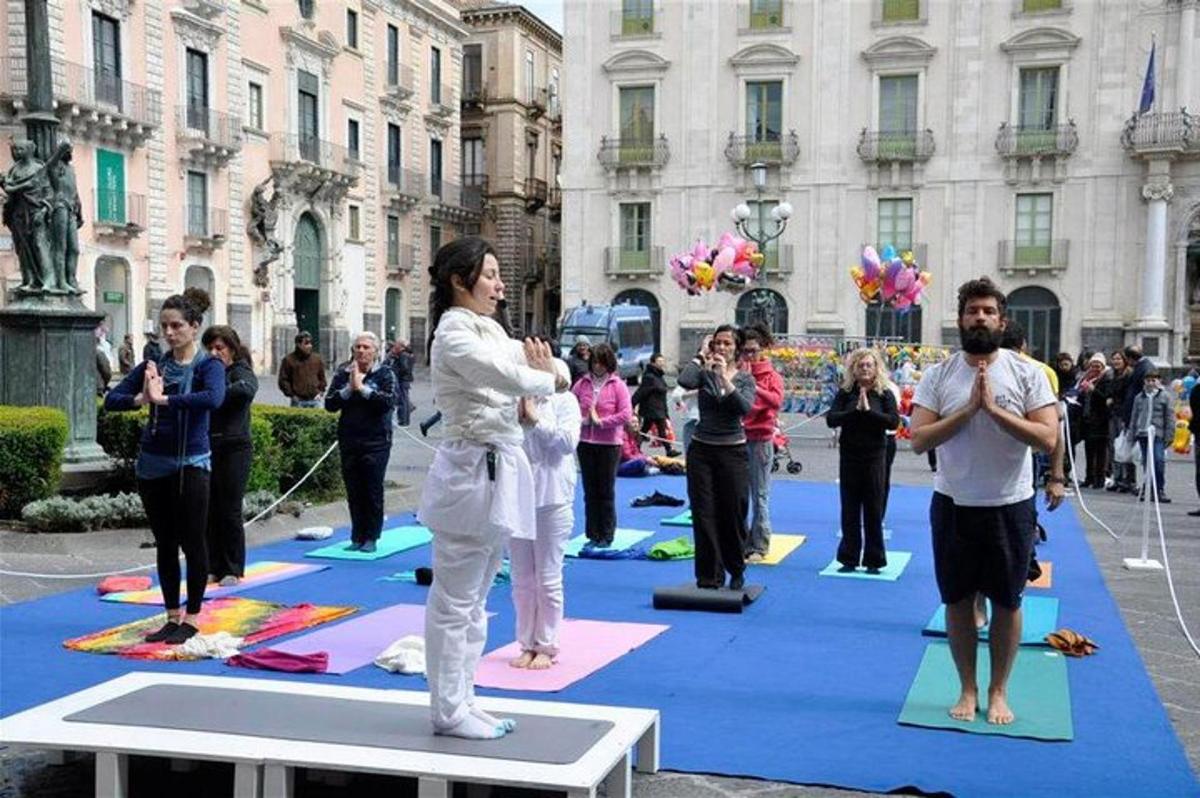 sekumpulan orang melakukan yoga di atas tikar