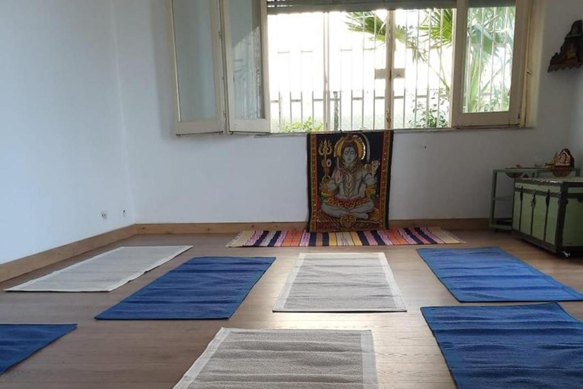 sebuah bilik dengan sekumpulan tikar yoga di atas lantai
