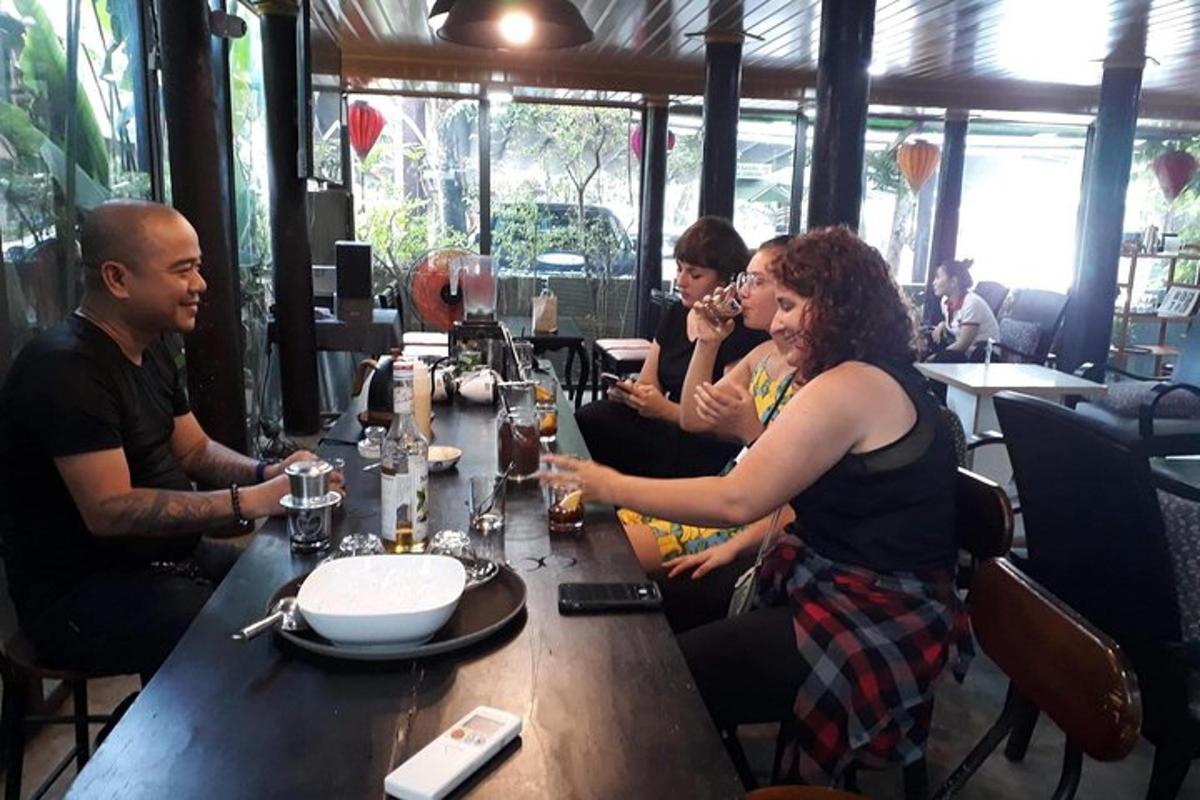 sekumpulan orang duduk di meja di sebuah restoran