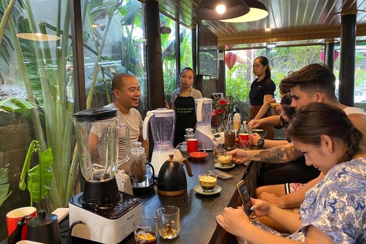 sekumpulan orang duduk di meja di sebuah restoran
