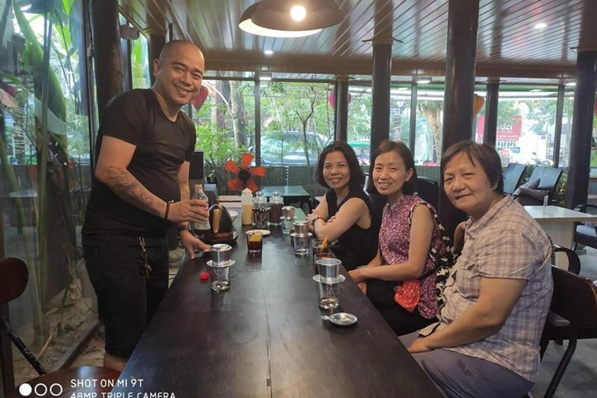 sekumpulan orang duduk mengelilingi meja di sebuah restoran