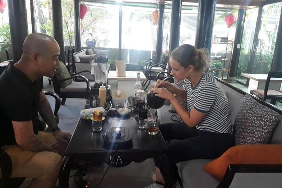 seorang lelaki dan wanita duduk di meja di sebuah restoran