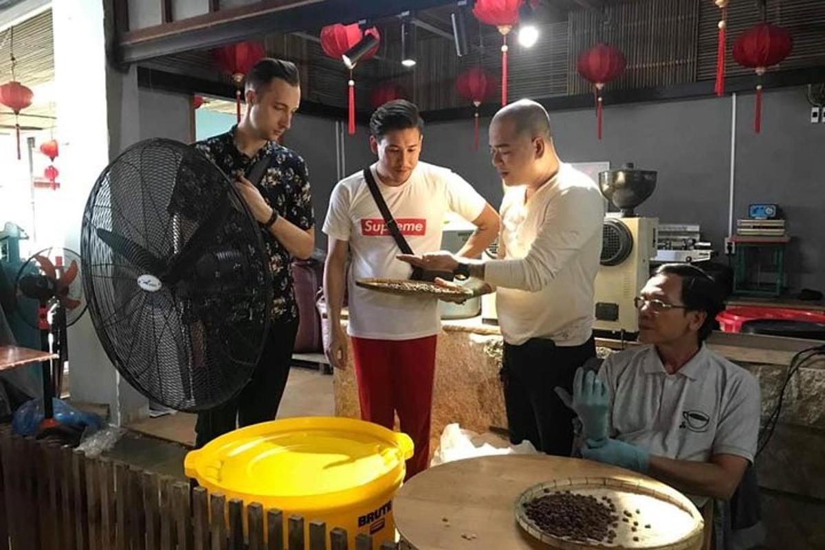 sekumpulan lelaki berdiri di dapur menyediakan makanan