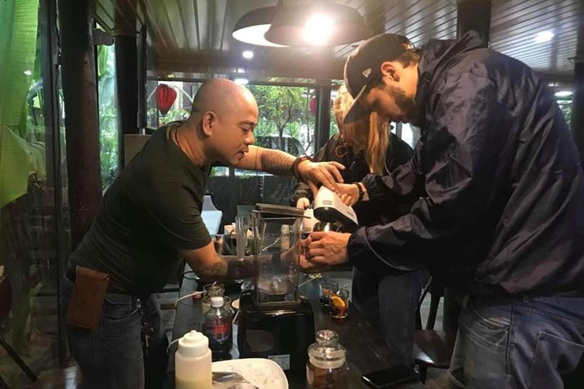 dua lelaki berdiri di kaunter dengan pengisar