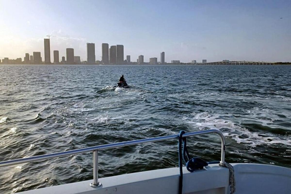 uma pessoa em um barco na água