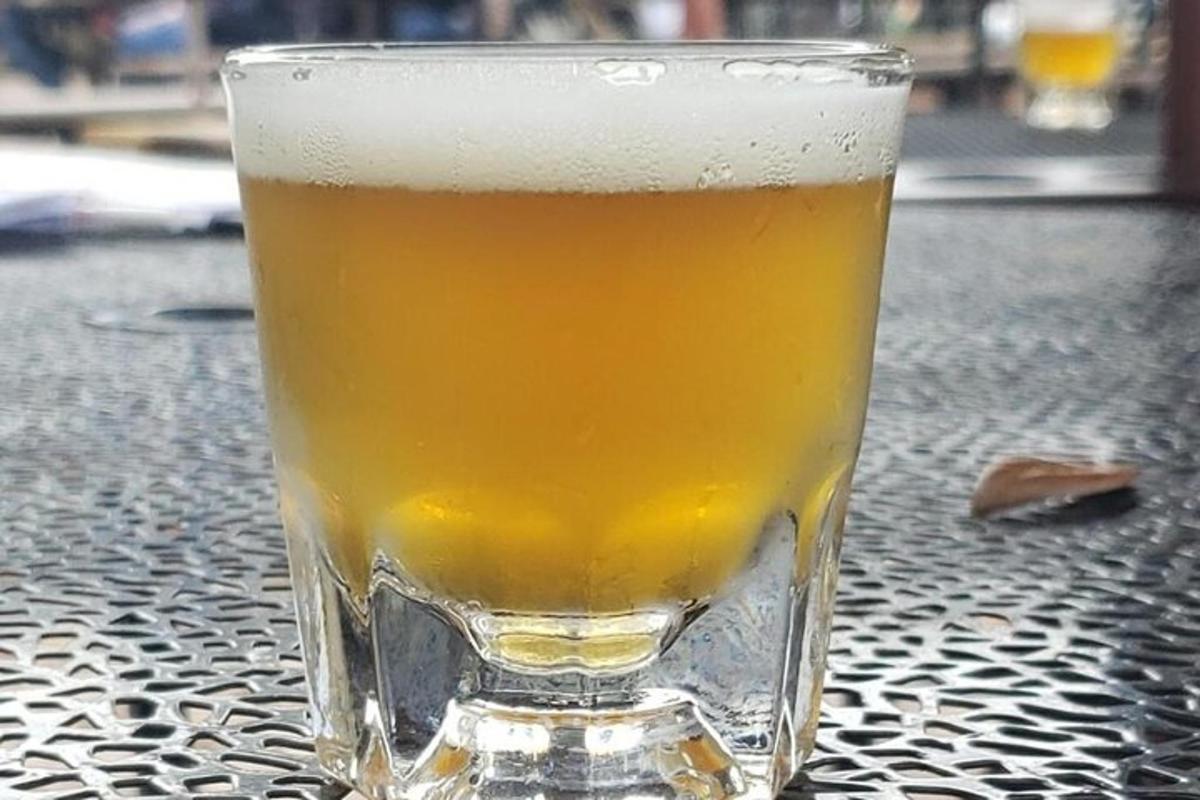 un got de cervesa assegut sobre una taula