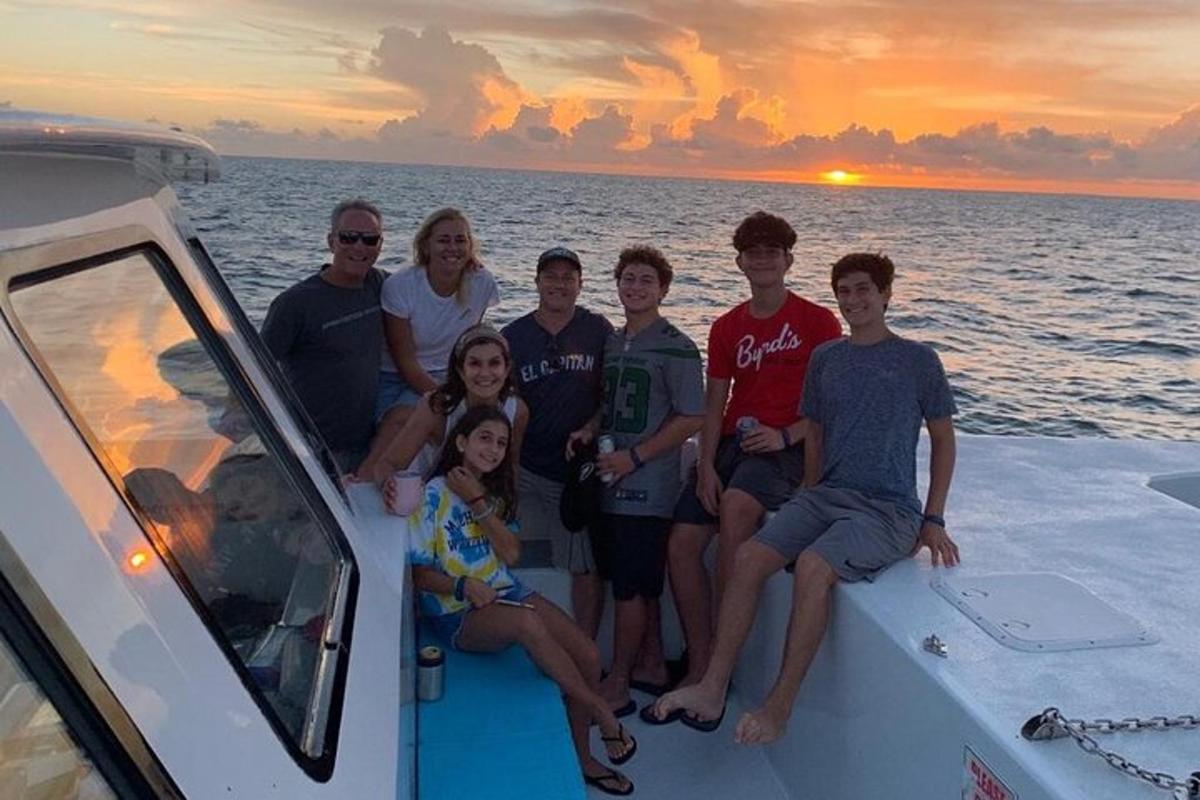 um grupo de pessoas sentadas na parte de trás de um barco