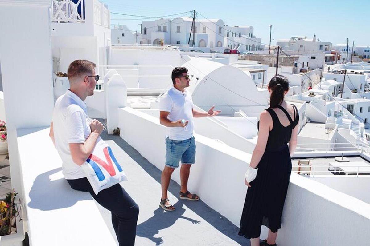 un gruppo di persone in piedi in cima a un edificio