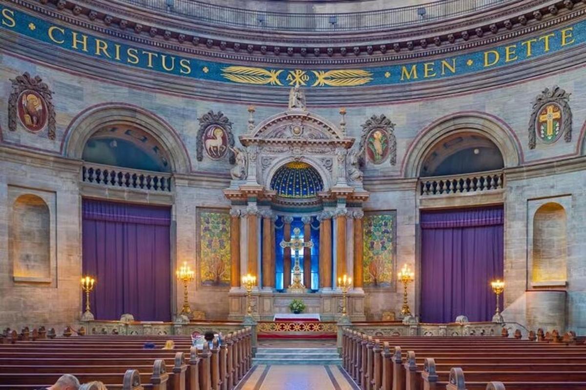 sebuah gereja kosong dengan mezbah krismas dan bangku gereja