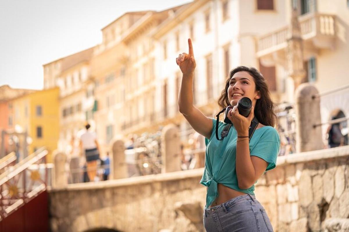 una donna che tiene un microfono in strada