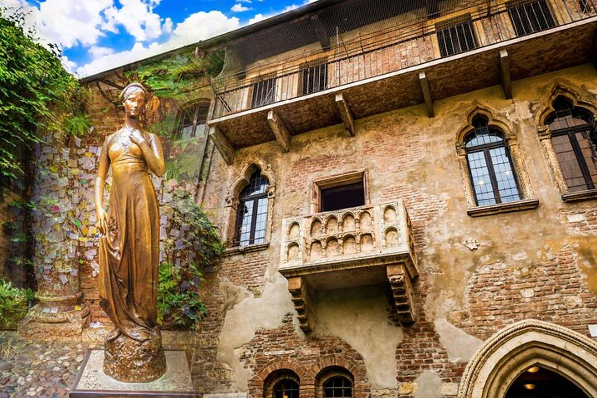 una statua di una donna davanti a un edificio