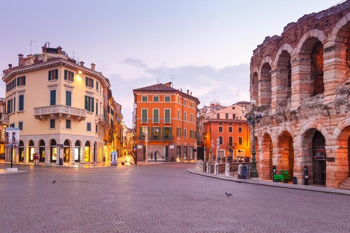 una strada vuota in una città con edifici