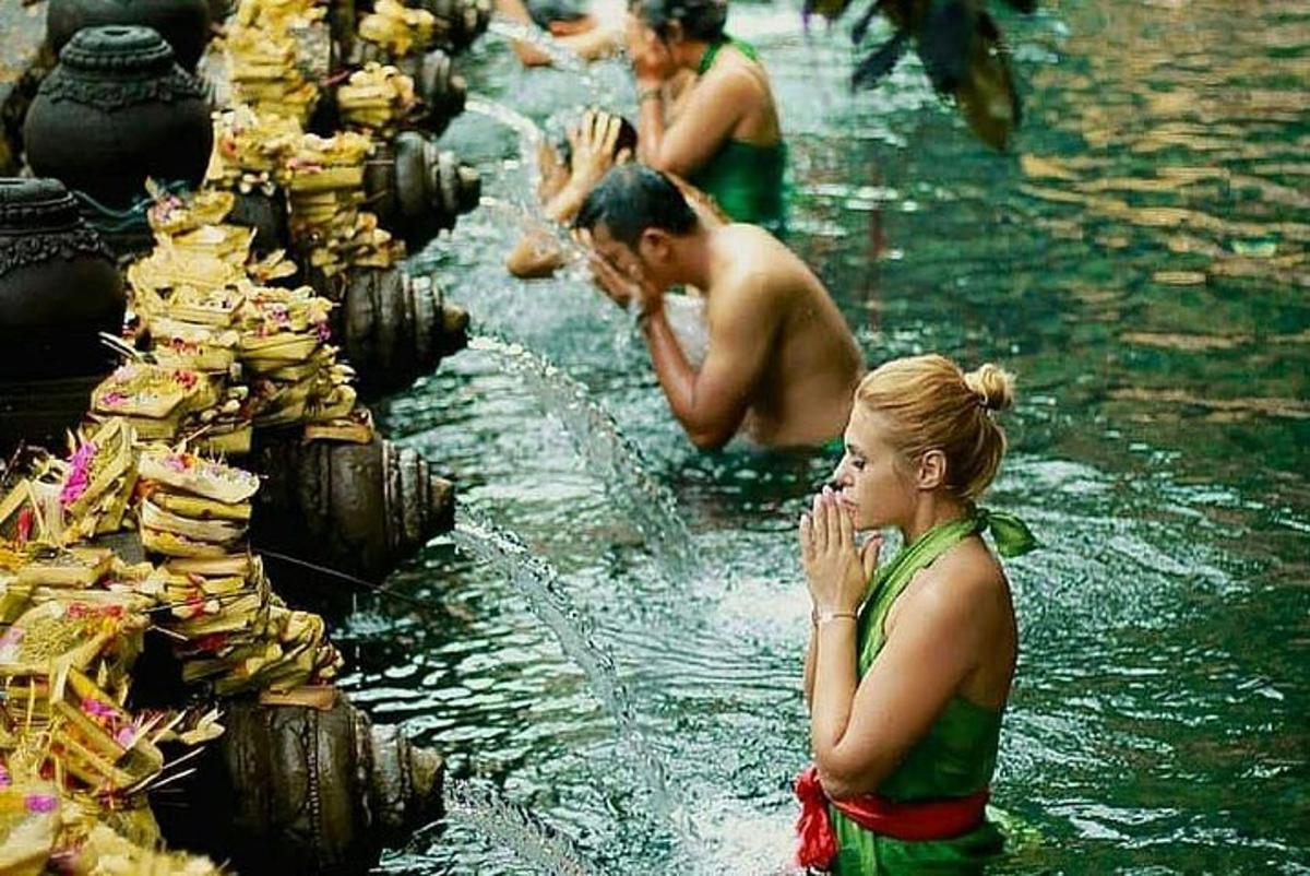 um grupo de pessoas tomando banho em uma piscina de água