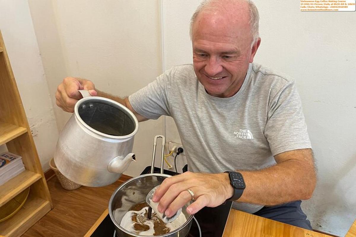 moški meša hrano v loncu na štedilniku