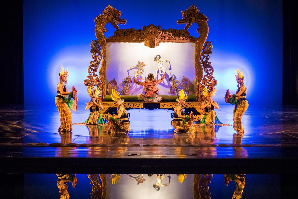 um grupo de figuras em um palco com um espelho
