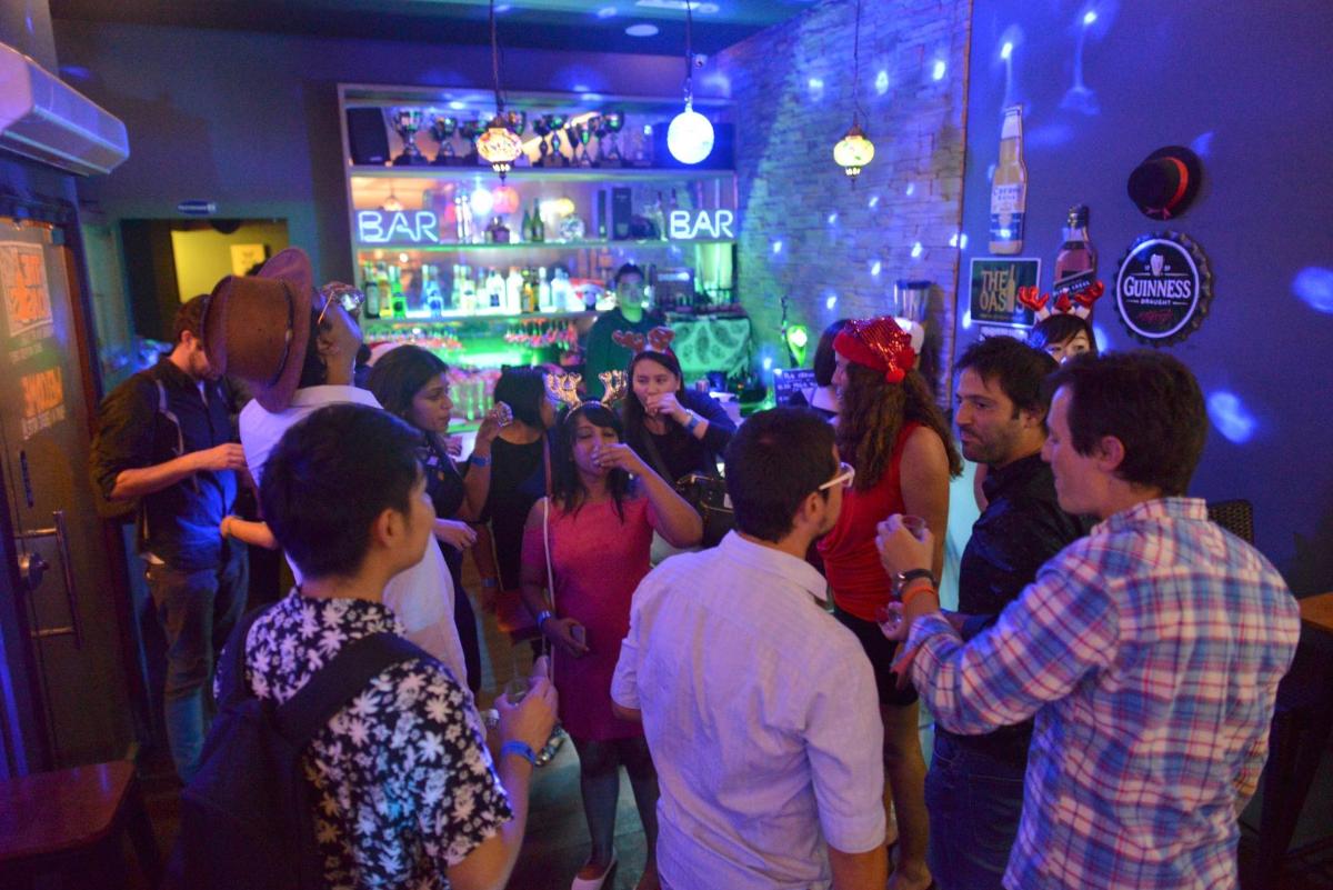 Un grupo de personas de pie en un bar