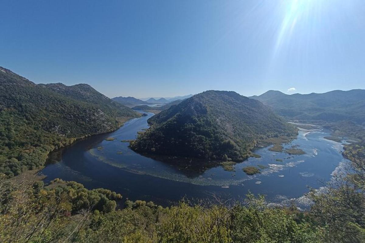 vista aèria d'un riu a les muntanyes