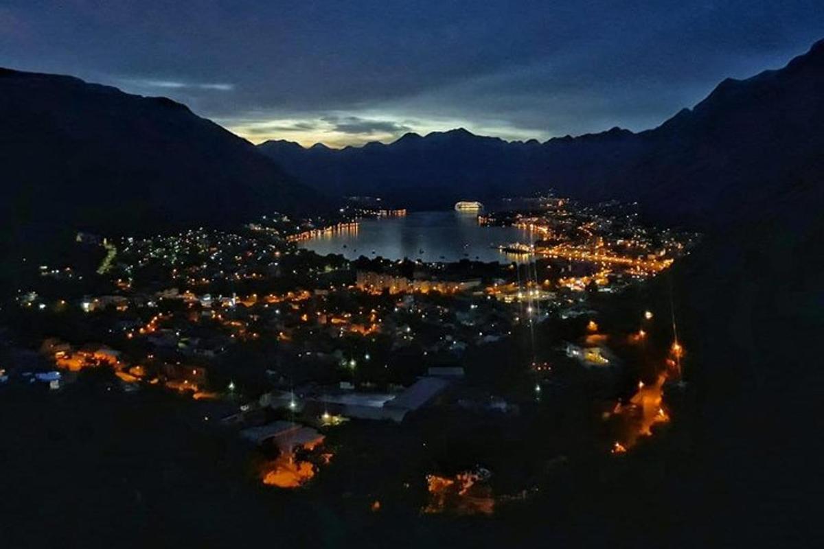 gece vakti bir şehrin havadan görünümü