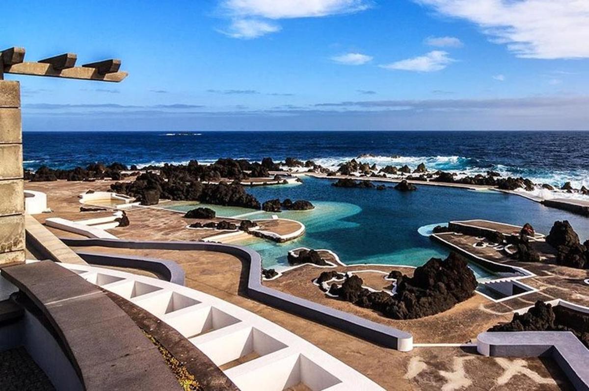 un complex turístic amb piscina al costat de l'oceà