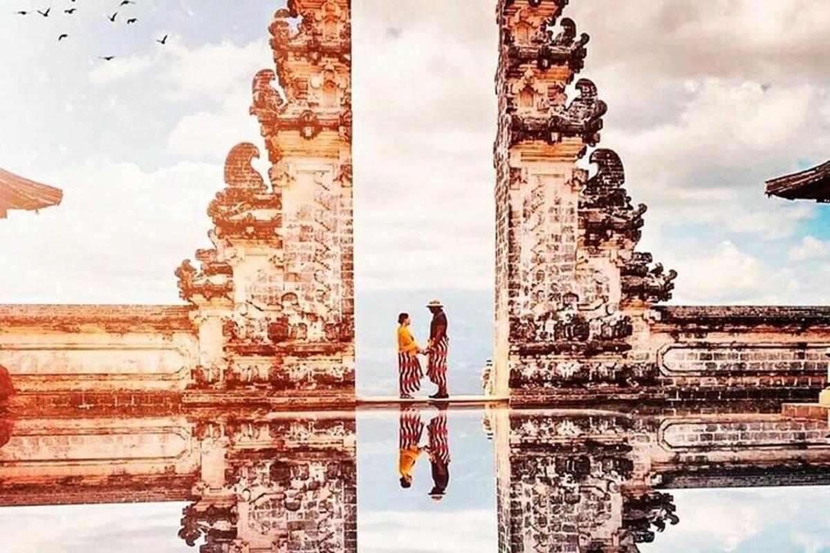 een man die in het water staat voor een tempel