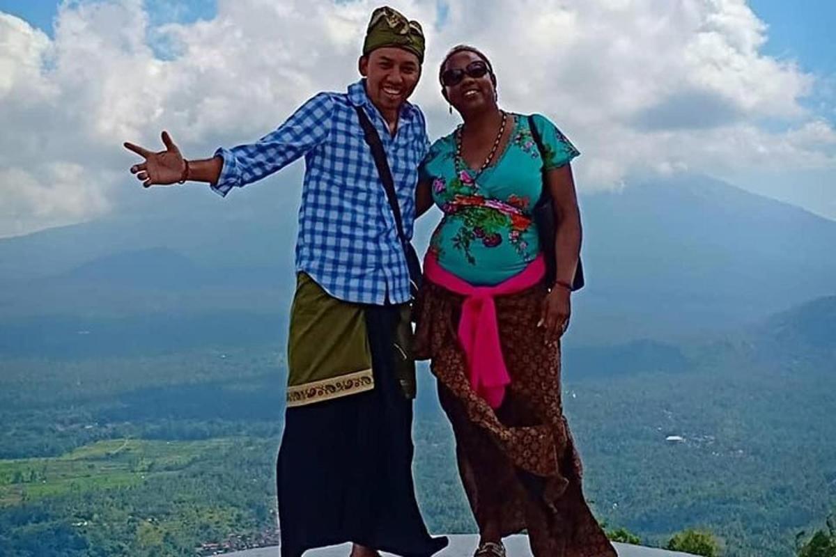 Un hombre y una mujer de pie en la cima de una montaña