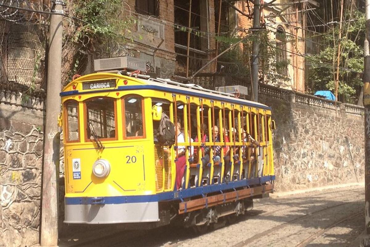 een gele trolley met mensen erin