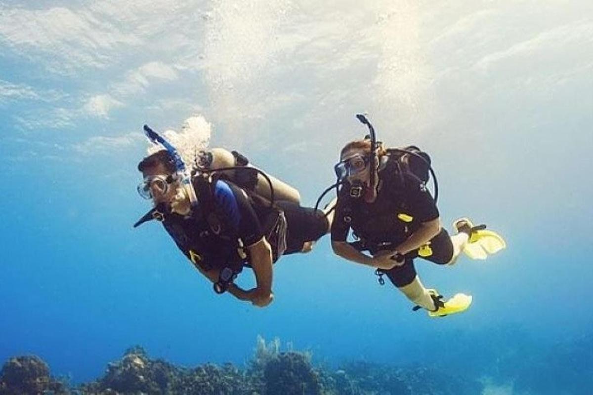 due persone in attrezzatura da sub che galleggiano nell'acqua
