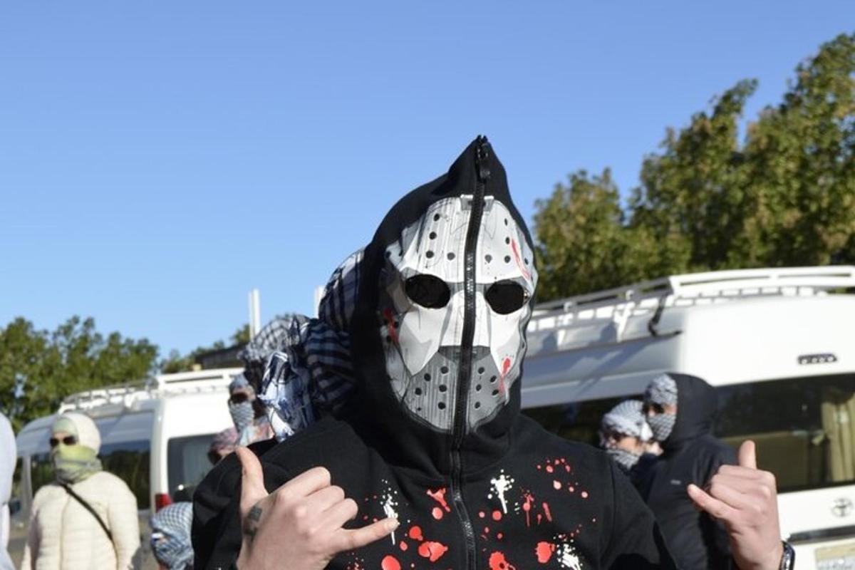 osoba s plynovou maskou a auminati