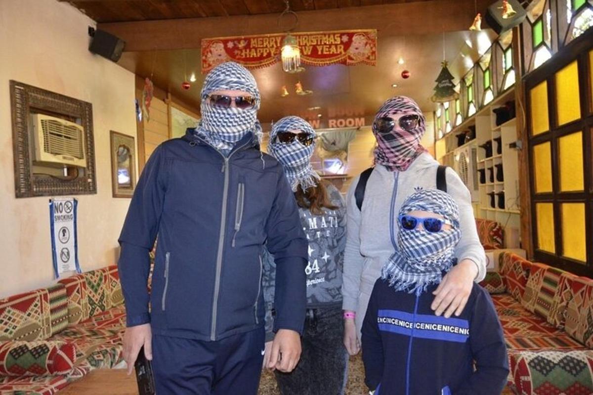 un gruppo di tre persone che indossano mascherine