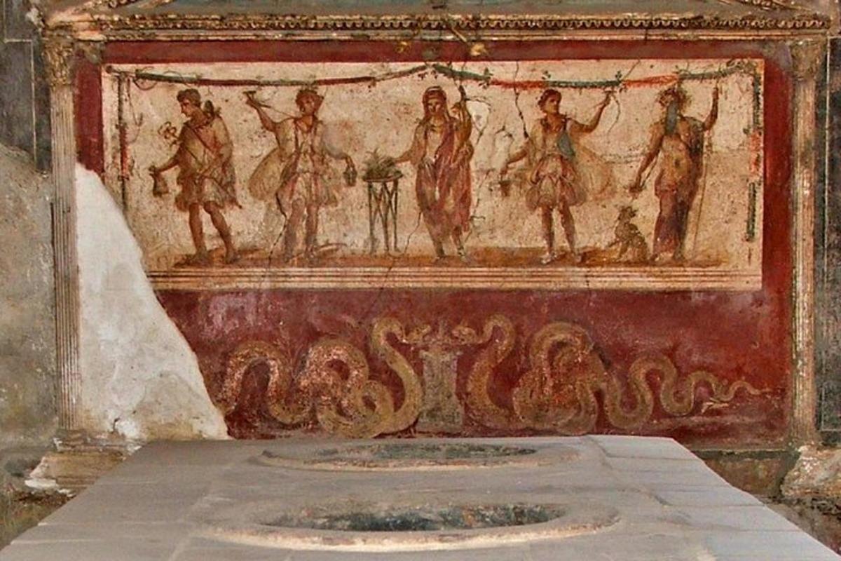 un dipinto sul muro di una stanza con delle persone