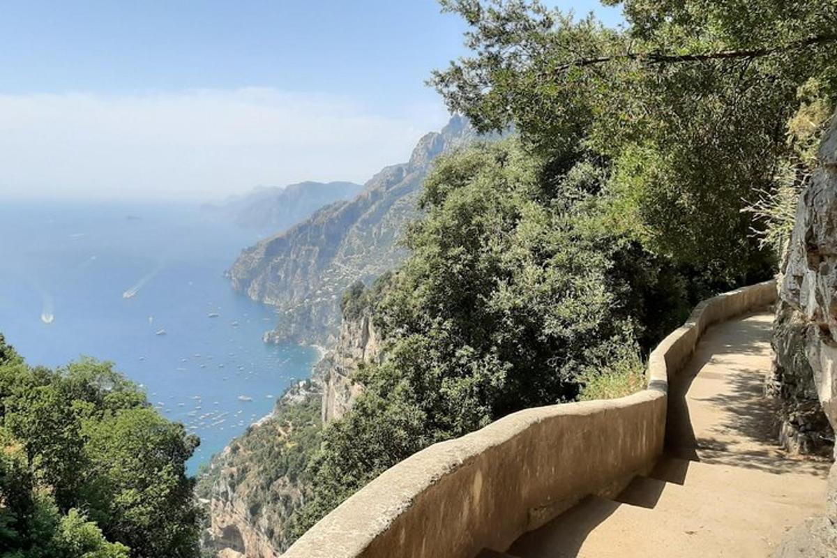 una vista de la costa amalfitana des d'un penya-segat