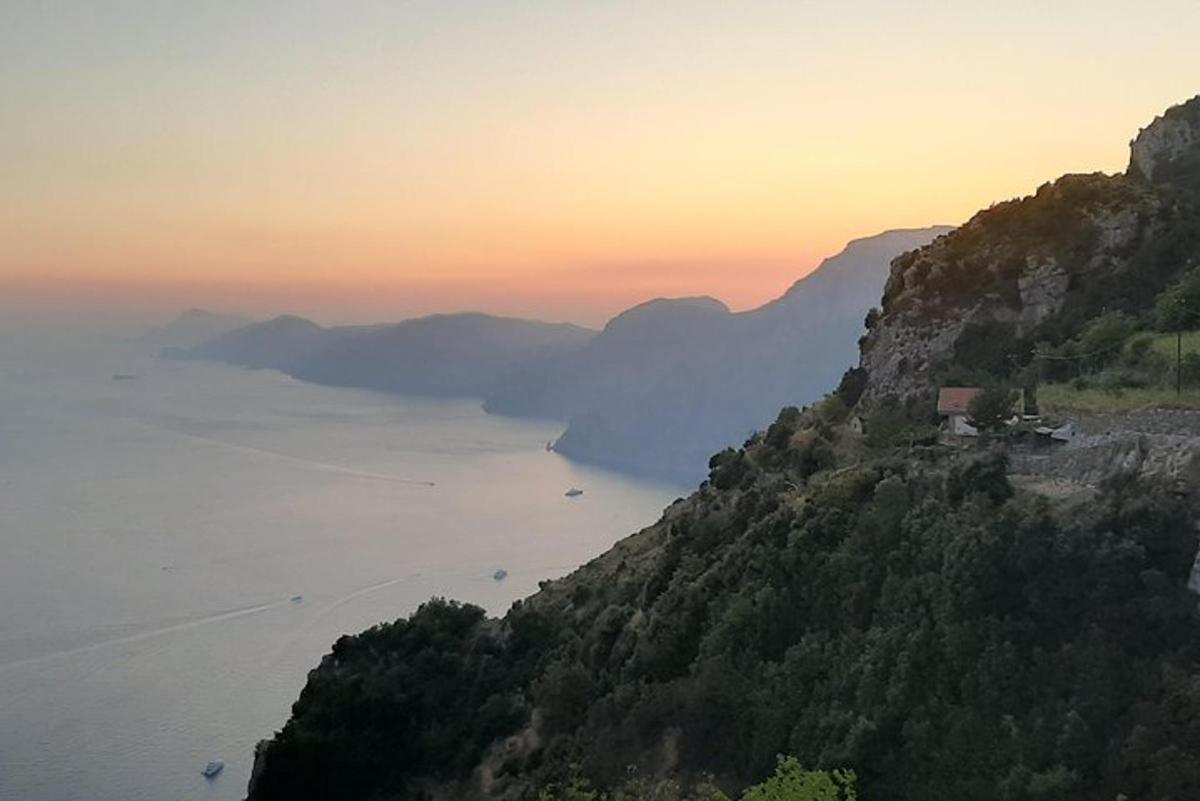 una vista de la costa amalfitana a la posta de sol