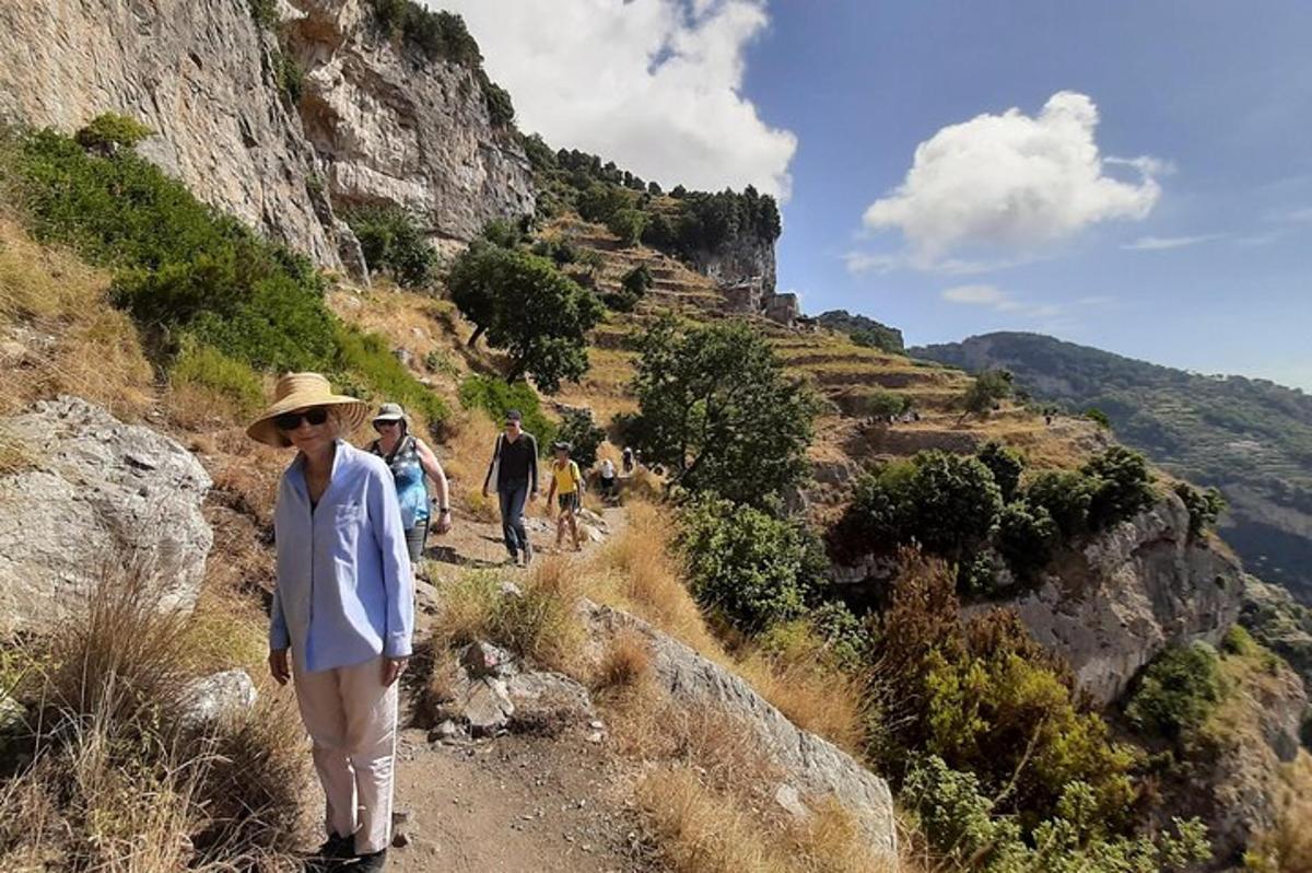 una dona dempeus en un camí de terra a la muntanya