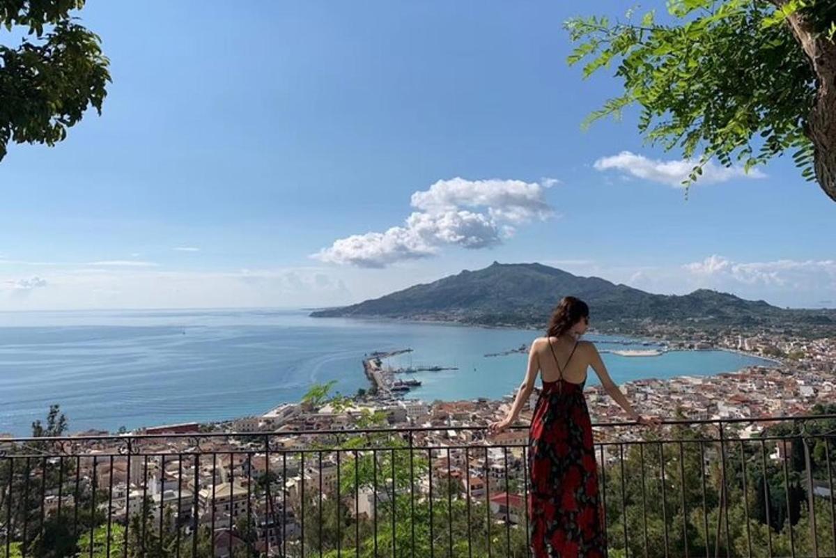 žena stojící na kopci a dívající se na oceán