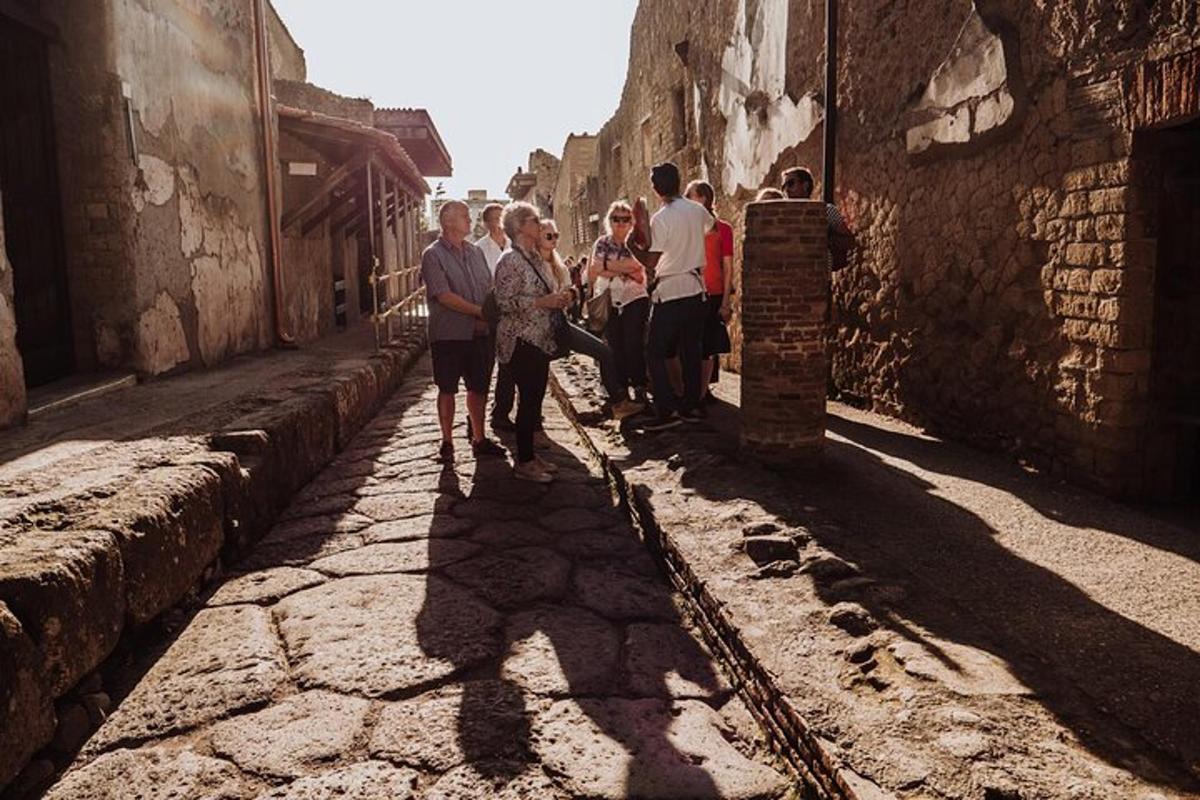 skupina ľudí kráčajúcich uličkou